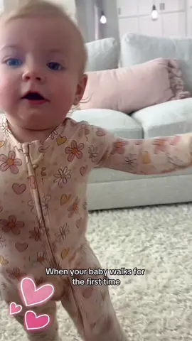 The baby walks for the frist time #fpy #fpyシ #prank #funnyvideos #funny #🤣🤣 #Love #baby #❤️ 