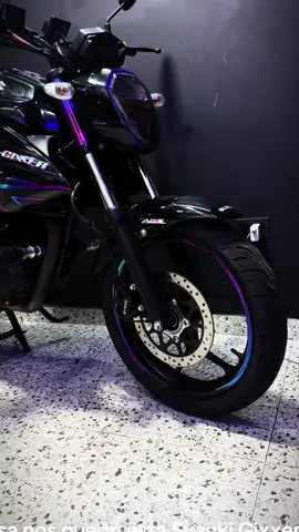 Hermoso diseño hermosos colores aquí #traficalcas #gixxer #moto #calcomaniasparamotos #protecciondetanque #personalizados #uplevel #calcomanias 