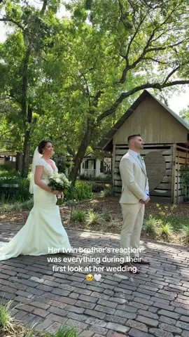 Her twin brother and the must adorable and funny reaction during their first look 🖤 love these moments we were all crying and Laughing at the same time 🥹 @Baloney @Cross Creek Ranch  #KimMadrigalEventContentCreator #tampa #WeddingContentCreator #tampaweddingcontentcreator #weddingbts #weddingtiktok #boda #funny #firstlook #weddingday #floridaweddingcontentcreator