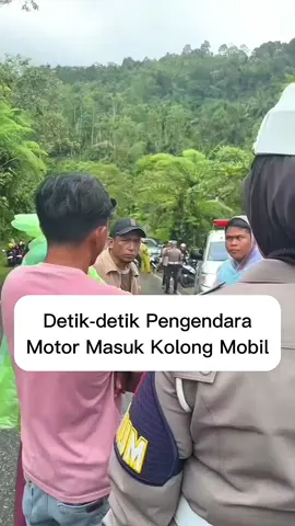 Detik-detik Pengendara Motor Masuk Kolong Mobil Saat Petugas Evakuasi Bus yang KecelakaanPengendara motor mengalami kecelakaan di Malalak, Minggu (6-4) siang.Peristiwa terjadi saat petugas sedang mengevakuasi korban bu TKP di Sumatra Barat #tragedi #berita #beritasumbar #sumatrabarat 