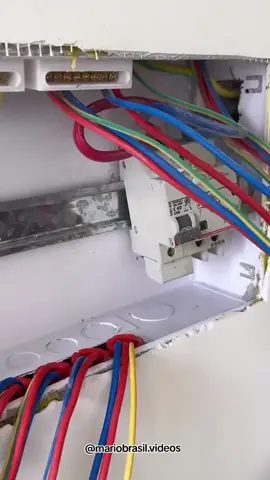 FECHAMENTO DE QDC BARRAMENTOS : FASE, NEUTRO E ATERRAMENTO.#fyy #eletrica #energia #mariobrasilconstrucoes #eletricista 