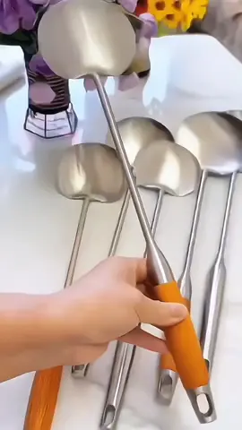 This stainless steel Guizhou stir-frying spoon, with an extended handle, is not easy to burn. The shovel head is designed to serve soup and stir-fry vegetables, which is very easytouse.#Friedspoonwithlengthenedhandle#friedspoon#Stirfryspoonwithlonghandle#Changbingstainlesssteelspatula#goodthingsinthekitchen#goodthingsathome 