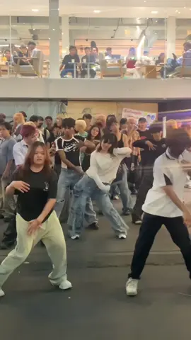 She’s so cute 😭😭🤍@Ah gee 🐿️ #foryou #walkstreet  #phnompenhcity #kpopramdomdance #fyp #viral #foryoupage #cambodia #dance #kpop #randomsong  