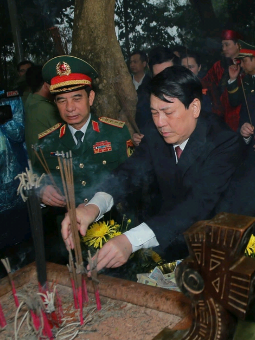 Chủ tịch nước Lương Cường và Đại tướng Phan Văn Giang cùng một số lãnh đạo Đảng, Nhà nước và tỉnh Phú Thọ đã kính cẩn thực hiện nghi lễ dâng hương Quốc Tổ trong ngày giỗ tổ Hùng Vương tại Đền Hùng. #phanvangiang #luongcuong#giotohungvuong  #daituongphanvangiang #xuhuong 