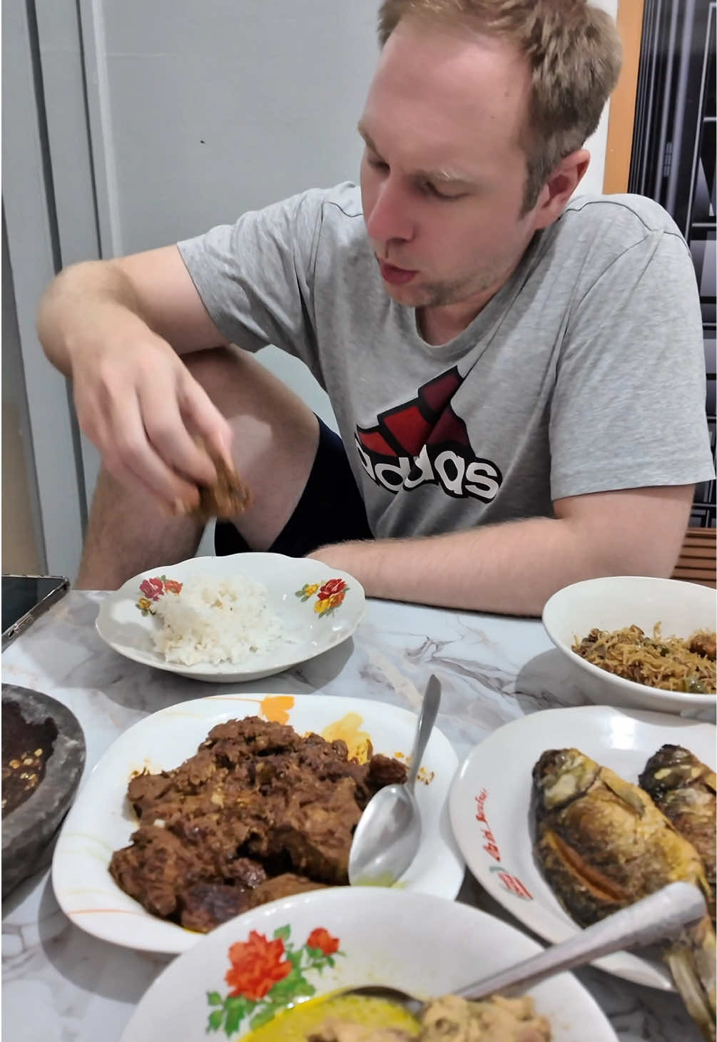 Bule macam apa ini Makan nya udah kaya orang Indonesia Aslı 😂#bulemasukkampung #eating #indonesianfood #tiaandmarvin🇮🇩🇩🇪 #fyp 