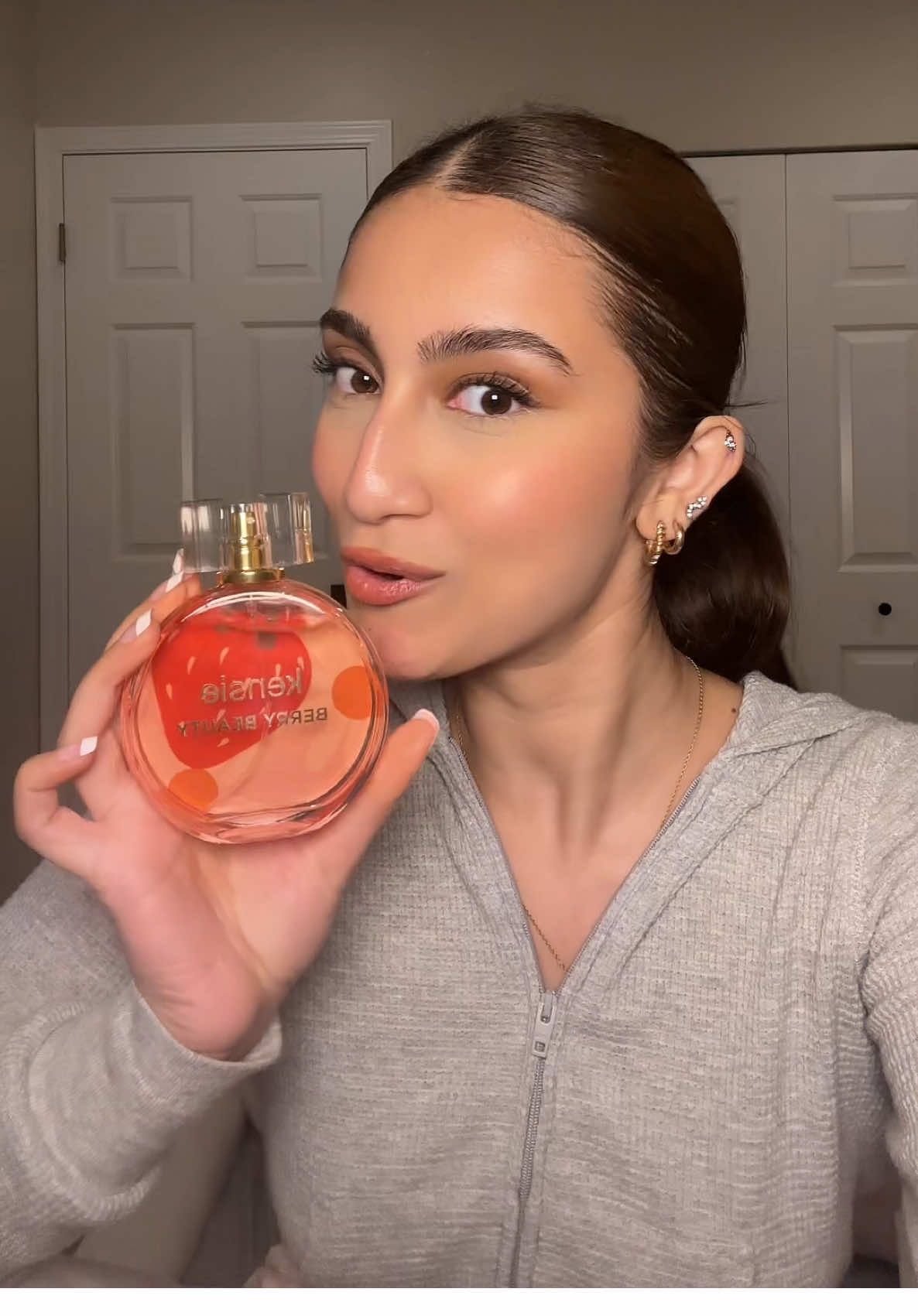 i do it for the plot LOL but this one’s actually cute 🍓🧁💕 @shoppersbeauty  #fyp #fragrance #shoppers #shoppersdrugmartbeauty #review #productreview #BeautyTok #perfume #tarunadhillon 