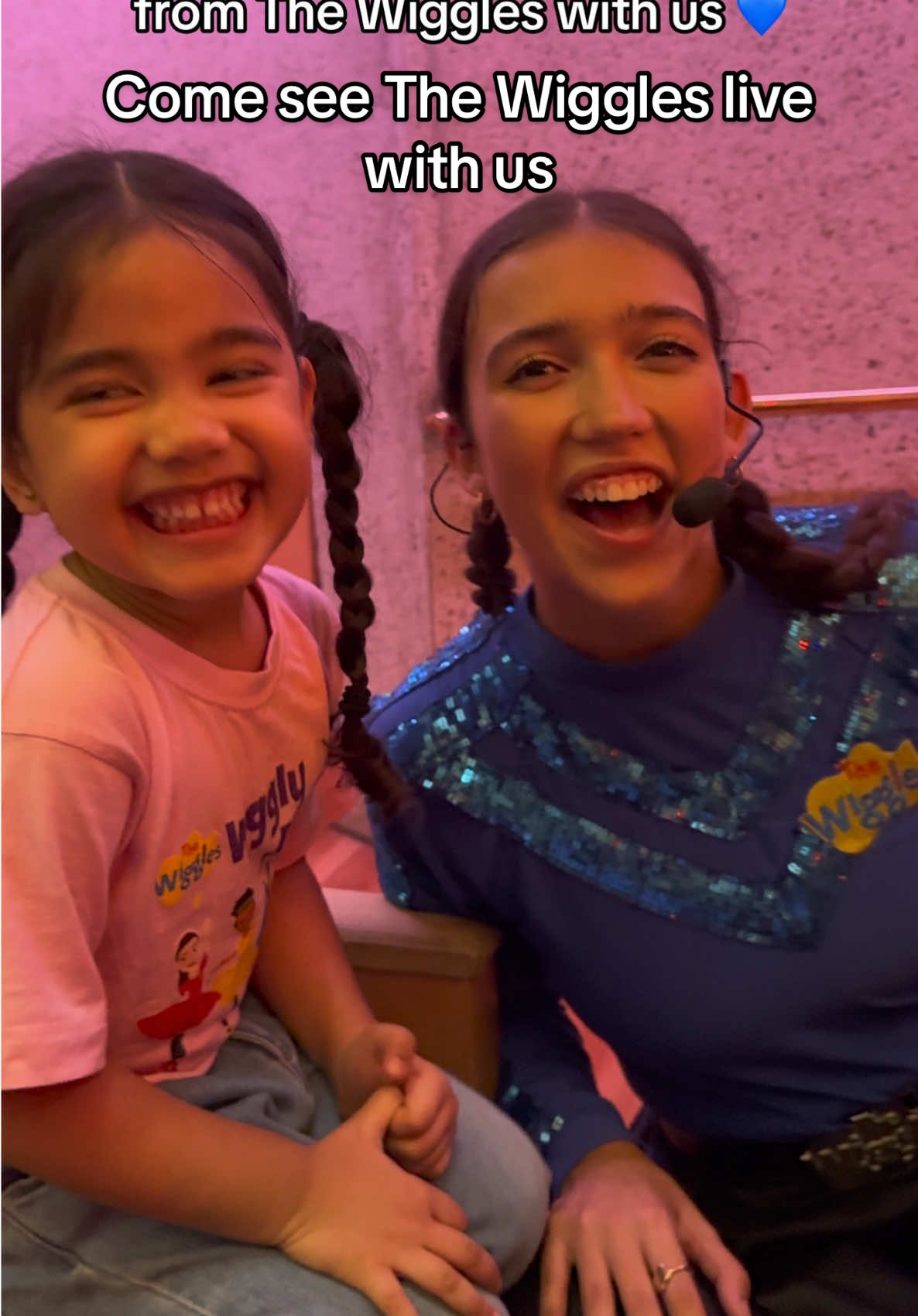 When your kids got to meet Lucia & John because of the signs they made for them 🥹🫶🏼 @The Wiggles @John Pearce @luciafield 