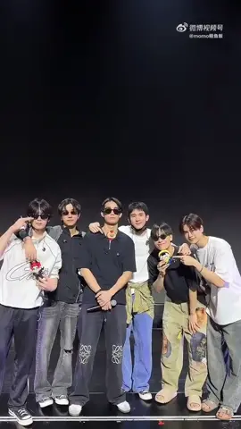 Perth y Santa junto a sus compañeros de ##perfect10liners 😍😍 Cr.video (owner-logo) #perfect10linersfinalep  #perthtanapon  #perthsanta  #santapp  #kdppe  @Santa @PERTHPPE 