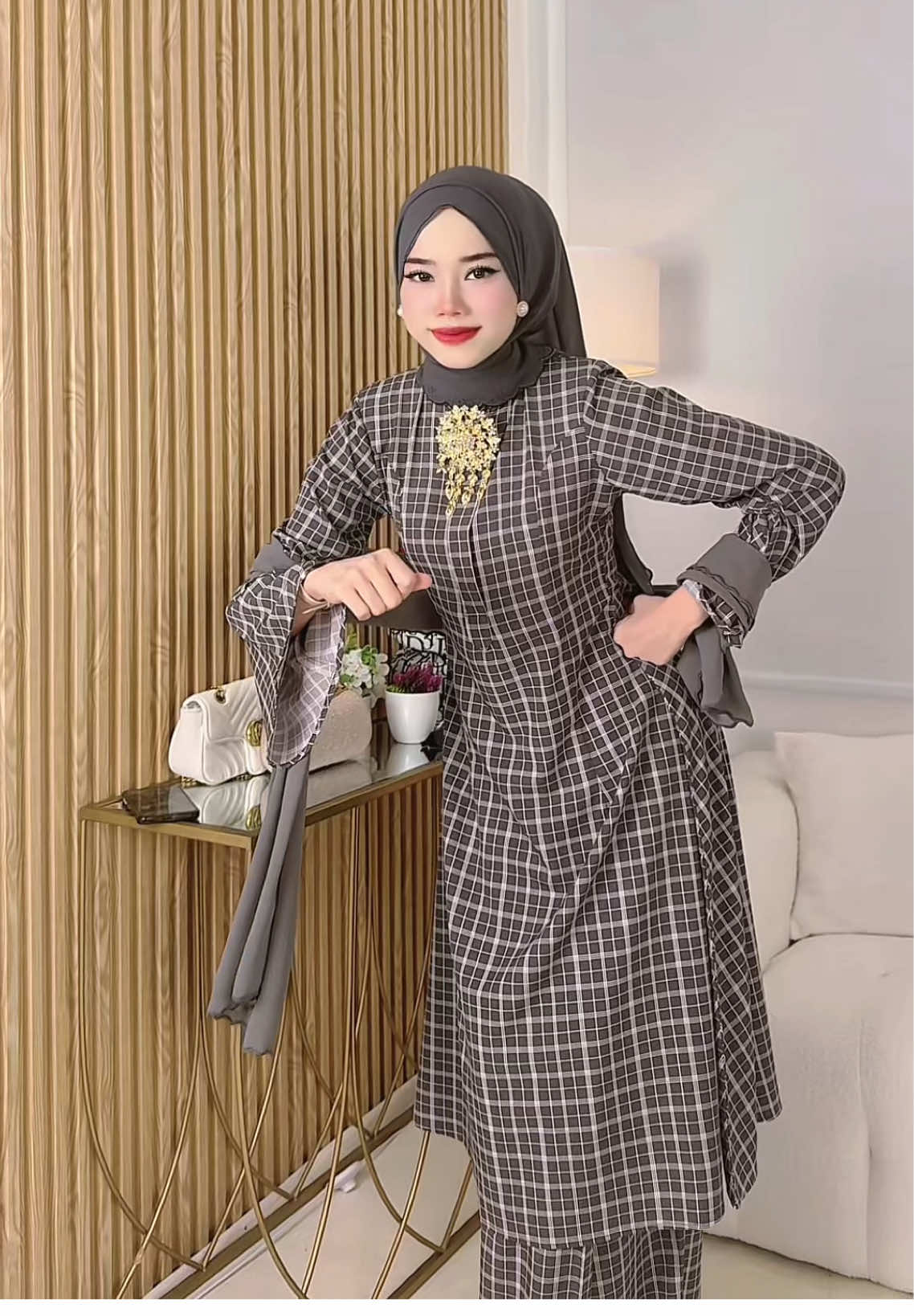 Okay je laa kan, hehe. Btw, kita release kurung riau ni esok yaa 8/5 pukul 8 pagi ✨ #irisrafaelhq #bajuraya2025 #TikTokFesyen #VideoStailFesyen #bajuopenhouse #kurungriau #kurungclassic 