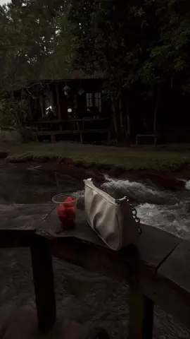 “Lạc vào những nỗi buồn, lạc vào nơi góc quen.”