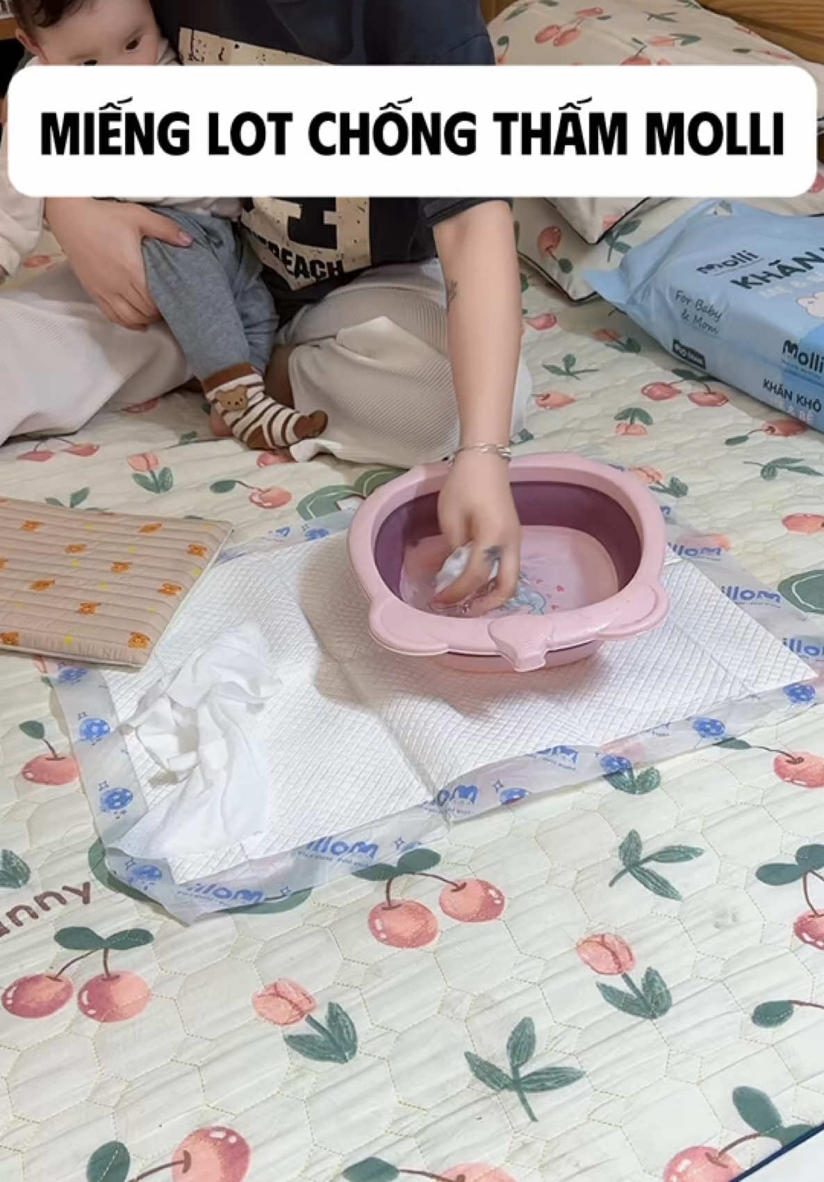 Trộm vía từ ngày dùng miếng lót Molli, mỗi lần thay tã cho bé là nhẹ nhàng hơn hẳn!Mỏng nhẹ – thấm tốt – chống thấm ngược! Mẹ nào có bé nhỏ nên thủ sẵn vài bịch trong nhà nha! #giangmekembo #mienglotchongtham #mienglotMolli #dochomebe #reviewmebim #mebimsua #meviet #mollivietnam #mevanhanh