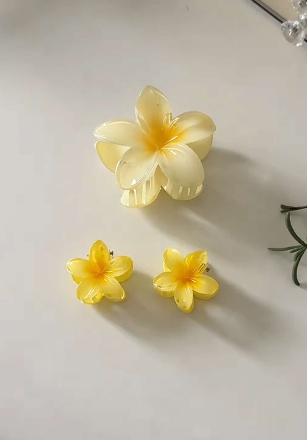 Just a girl who loves flowers in her hair. 💐 #hairclip #hairclips #hairstyle #flowerhairclip #summervibes #hairpin #hairstylist #fyp #fypage #viral #trending 