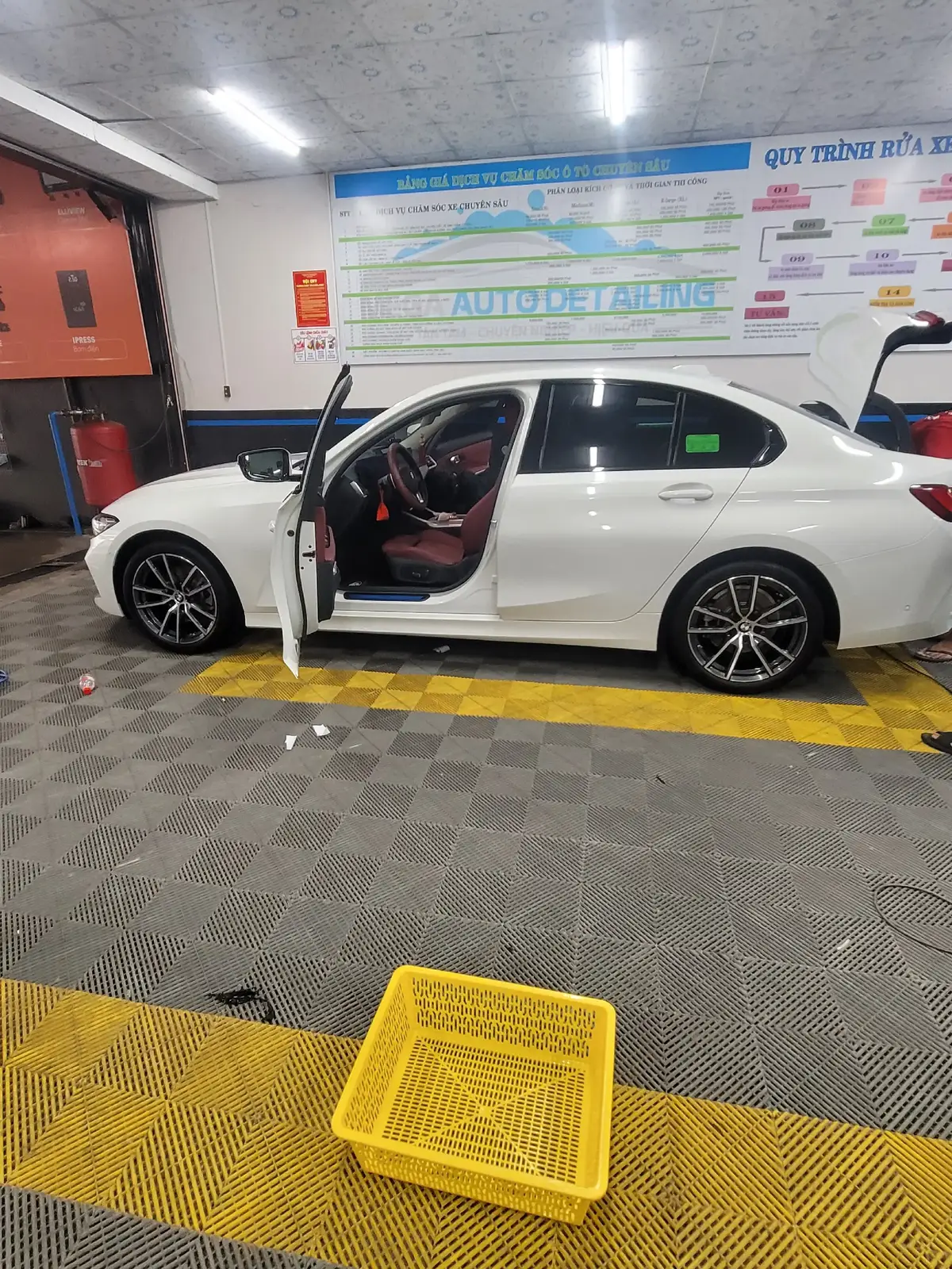 nội thất và lót sàn cho e slc 200#rưaxesiêusạch #detailing #bìnhduong #thủdaumot_binhduong #côixoaygio #mercedes #slc200 