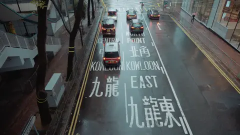 Chúng ta đi cùng nhé | Từng khung hình trên đường phố Hồng Kông giống như một bộ phim: Cảng Victoria, Du Mã Địa, Vượng Giác. Ấn tượng về Hồng Kông chính là những gì tôi thấy trong phim. Du lịch Hồng Kông vừa lạ lẫm vừa quen thuộc. Những bức ảnh tôi tình cờ chụp bằng máy ảnh giống như những cảnh trong phim. #hongkong #hongkong90s #phimtailieu #纪录片 #chữalành #travelhongkong #nhưcốnhặtmộtgiấchồimộng #longervideos #quangdong #fyp #viral 