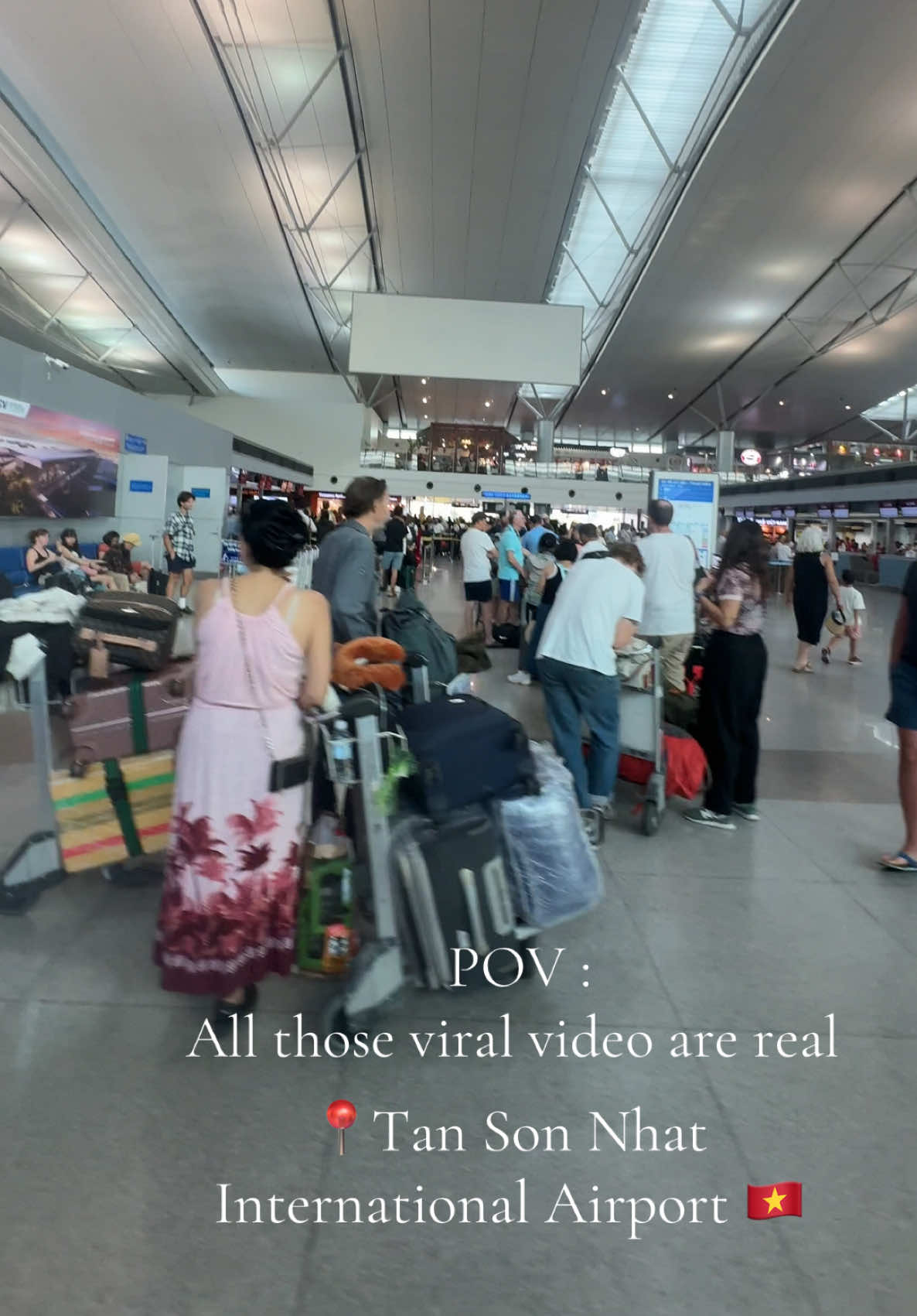 Super Long Queue I ever seen and experienced the 1hr immigration line. but these won’t stop me from love Vietnam anyway hahaha #tansonnhatairport #soloqueue #airportdiaries #traveltiktok 
