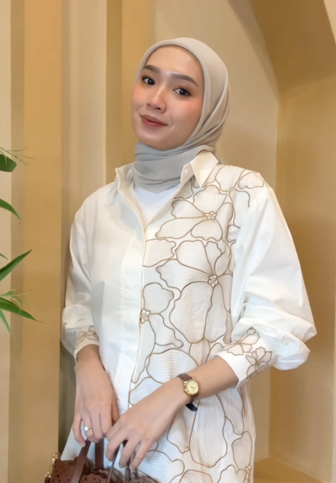 Paling cocok punya banyak kemeja casual warna putih, bisa dipake di segala ocation! Nah, kalo Luisa Shirt ini sih ga aka pernah failed ya, cantik, bahannya adem, bikin jatuh hati🤍🤍🤍