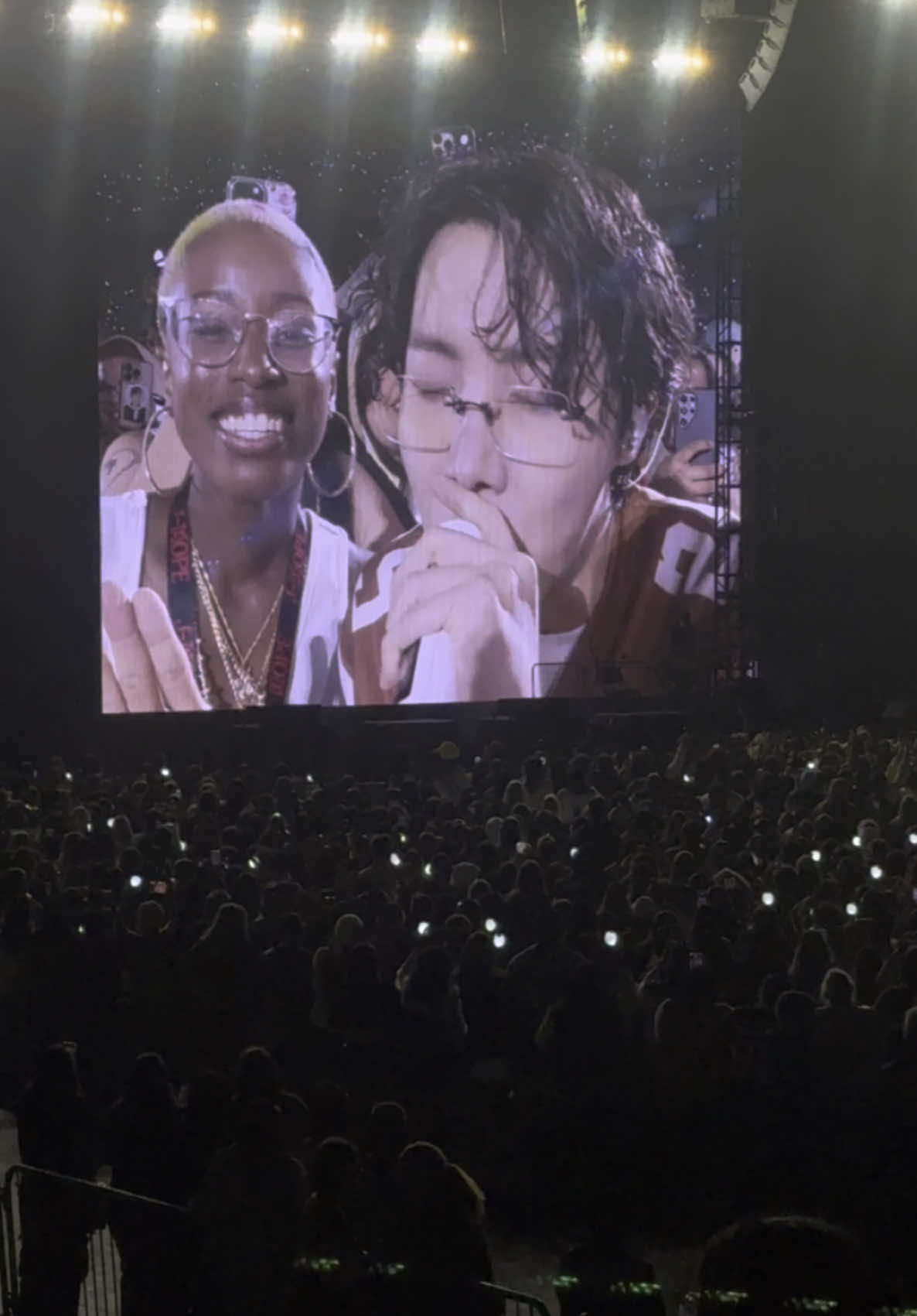 Lucky army 🥹 #jhope #HOS_TOUR_LA_D2 #HOPE_ON_THE_STAGE_TOUR_LA #HOS_TOUR_LA #bmostadium #hopeonthestage #junghoseok #la @hobipower 