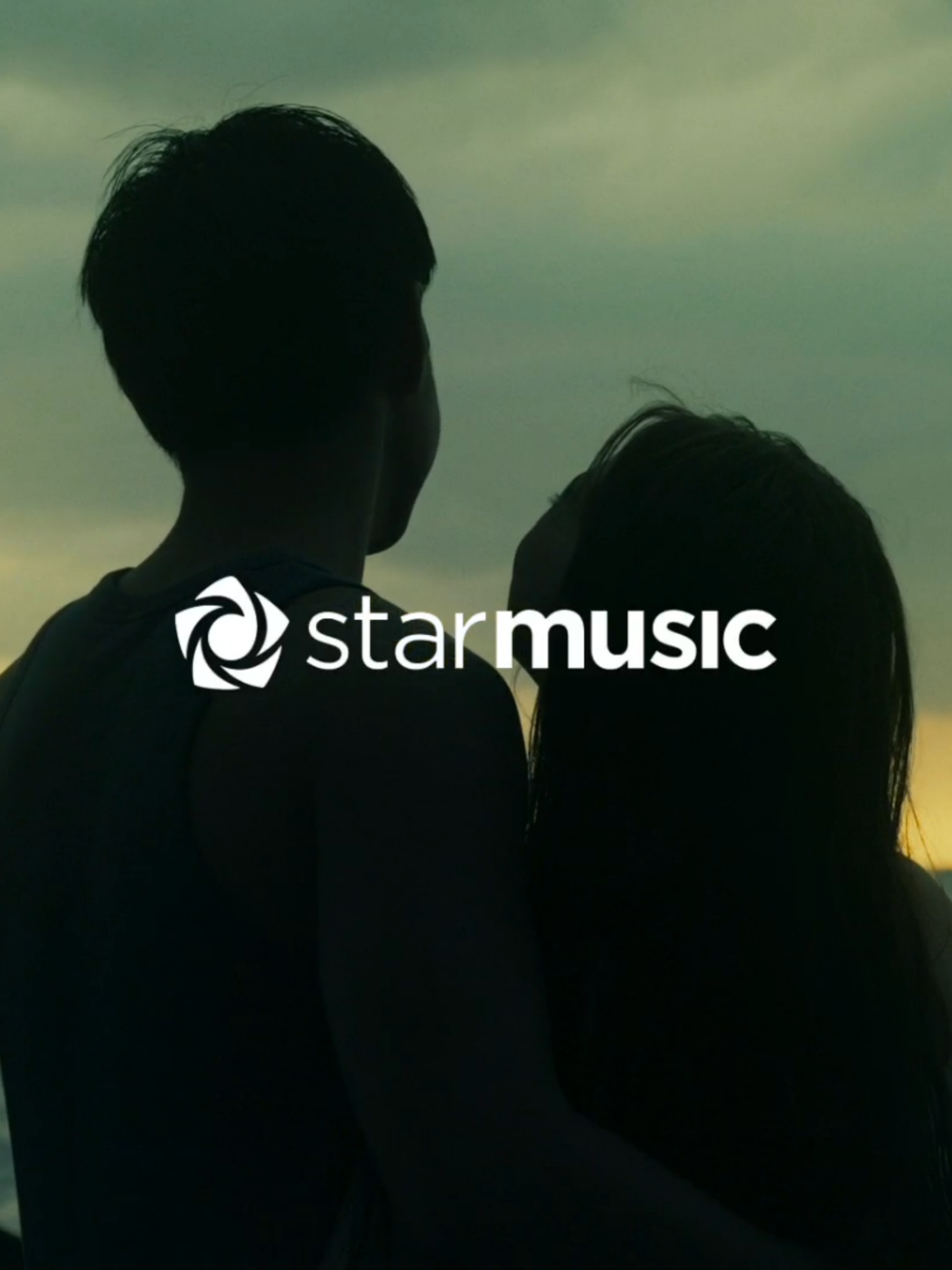 You're so close, but still a world away... 🐚 What happens when the mysterious man finally falls for his sea muse? JM Ibarra and Sofia 