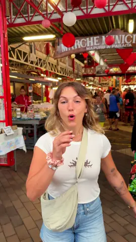 On teste les spécialités de Tahiti 🇵🇫 On en a pas encore parlé mais la bouffe en Polynésie est incrrrr ! On pensait manger que du poisson et du riz, on avait tout faux 😂 le beignet nutella banane j’y pense chaque seconde depuis que j’ai quitté le marché 🤤 #voyage #polynesie #food 