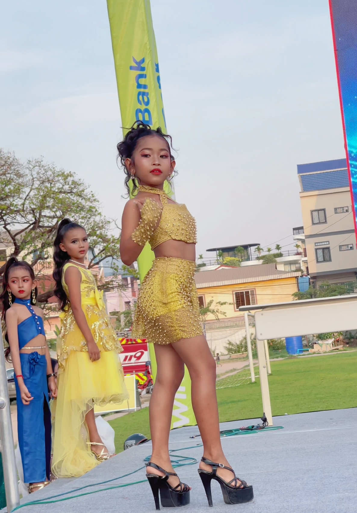 សង្ក្រាន្តវិទ្យាល័យអង្គរ ដើរដោយប្អូនស្រី ម៉ែត ម៉ូនីកា មកពីក្លឹបដើរម៉ូត កញ្ញា ស្លឹកឈើ ទម្រង់បែបសម័យ   #កញ្ញាស្លឹកឈើ #kksr99 #kanhaslerkchercatwalkclass #ការដើរបង្ហាញម៉ូត #សង្ក្រាន្តឆ្នាំថ្មី