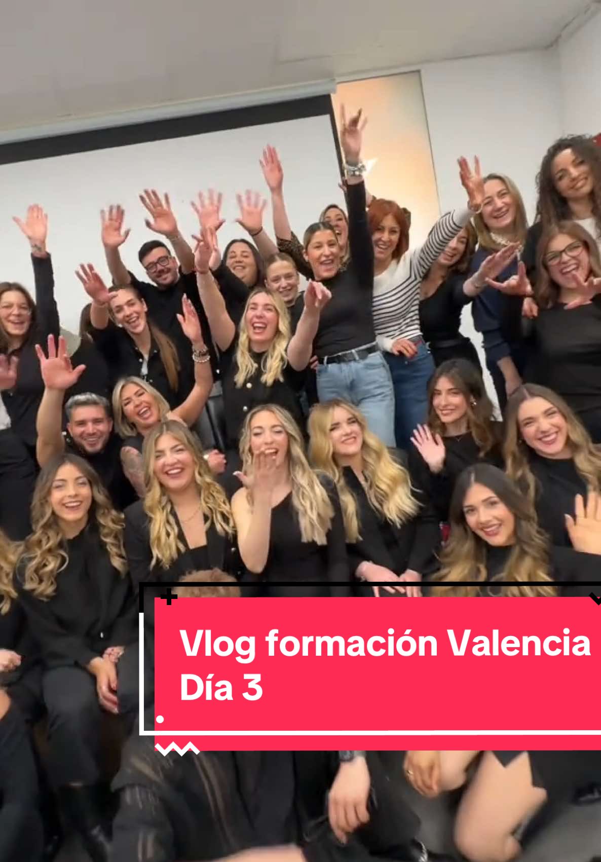 ✨tercer y último día en Valencia♥️ Fue un placer hacer esta formación y me encantó el ambiente que se creó y las modelos quedaron bellísimas ‼️ Gracias a mis compis @freddy_moreno_prof @anabel.trivino y @anthony_stylist  por ayudarme a hacerlo posible y por lo bien que lo pasamos este finde 🫶🏼♥️ #Vlog #dailyvlog #peluquera #peluqueria #viaje #formación #balayage #peluqueros #vlogtrip #beauty #fashion #stylist 