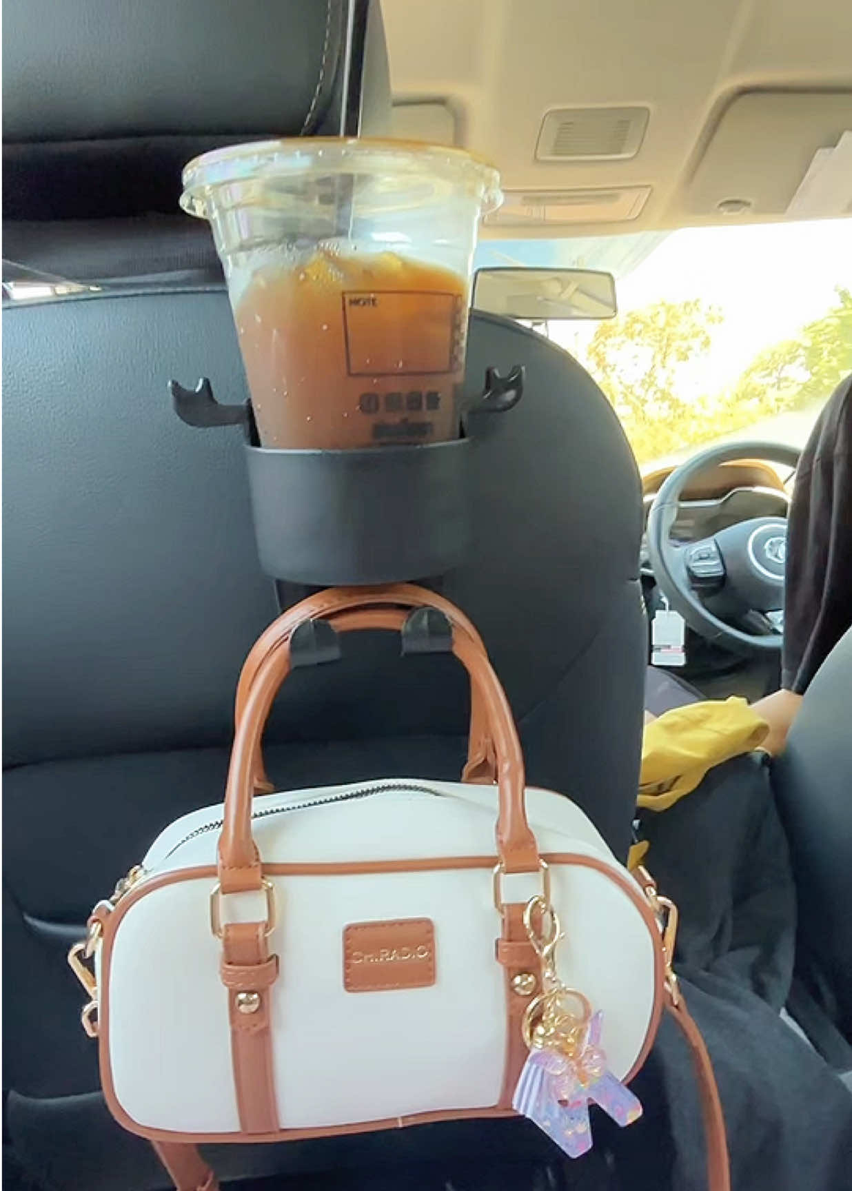 มีแล้วชีวิตง่ายขึ้นเยอะ 😍🚙 #ที่วางแก้วในรถยนต์ #ที่แขวนของในรถยนต์ #แขวนของในรถยนต์ #ช่องวางแก้วในรถ 