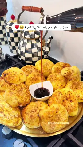 شو تسمون هالخبز ؟  مخبز الخمير من الحريز الجديد والمطور ❤️‍🔥🥰 مميزاته ✨ ✅ توزيع حراري متساوي  ✅له قواعد عشا ما يأثر على الأسطح  ✅ استخدام سلس وآمن  ✅ قطع غيار من إيطاليا 🇮🇹  ✅ ضمان سنة  المقادير✨ - جيلة طحين (ثلاث اكواب)  - ٤ ملاعق حليب نيدو - ⁠ملعقة صغيرة باكينج باودر  - ⁠٣ ملاعق سكر  - بيضتين لدهن الوجه - ⁠ملعقة خميرة  - ⁠رشة مثيبة  - ⁠رشة كركم او خيوط زعفران  - ⁠رشة ملح  - رشة هيل  - ⁠ماي دافي للعجين  - ⁠نص فنجان زيت  -  تقدرون تزينونه بالمثيبه حبة البركه وسمسم وبعد تقدرون تحطون زعتر وبالعافية ❤️ طريقة التحضير✨ - نخلط جميع المقادير مع بعض مع ونضيف الماي بالتدريج لين تصير العجينه متماسكة  - ⁠اخر شي نضيف الزيت ونكورها ونخليها ترتاح لمدة ساعه  - ⁠بعد ما ترتاح ساعه ناخذ من العجينه قطع صغيره ونكورها ونخليها ترتاح ربع ساعه بعدها نبدا نحلي الخبزه وما نضغط عليها وايد عشان تنتفخ عندكم  - ⁠اول شي نحطها من فوق وندهنها بالبيض ونحط فوقها سمسم  - ⁠بعدين نحطها داخل ونخلي عينا عليها عشان ماتحترق  - ⁠بعد ما تتحمر نقلبها عشان تتحمر من تحت بعد ما تحمرت من تحت نقلبها وندهنها بالسمنه وبالعافيه عليكم 😍❤️ 📍تقدرون تطلبون منتجاتنا عن طريق الرابط فالبايو ✨دبس ✨أجار مانجا  ✨سمن  ✨خل ليمون  ‏‎#دبي #العين #مالح #اكلات_سريعه #طبخ #تصويري #السعودية #عمان #البحرين #الكويت #طبخات_سهله #عمان  #اكسبلور #قبل_وبعد #مطبخ #تصميم  ‏#explore #kitchen #before_and_after #viral #fyp #fypシ 