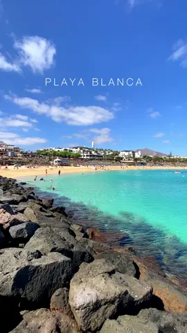 Playas de ensueño, sol eterno y aguas cristalinas. Bienvenidos a Playa Blanca, el paraíso escondido de Lanzarote 🏖✨ #Playablanca #Lanzarote #Canaryislands #parati #lanzaroteelparaíso #LoveLanzarote #Playas #VisitSpain #LanzaroteLaIslaDiferente #LanzaroteAUniqueIsland