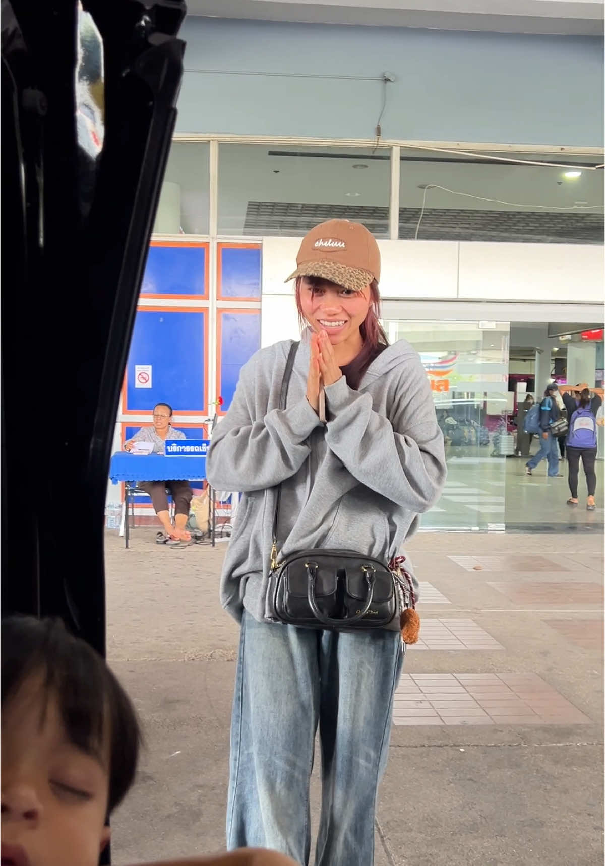ไปส่งน้อยหน่าขึ้นรถกัน#ต้าวแฝดโซลโมเน่ #แม่เล็กพรีมายา #แม่เล็กรีวิว 