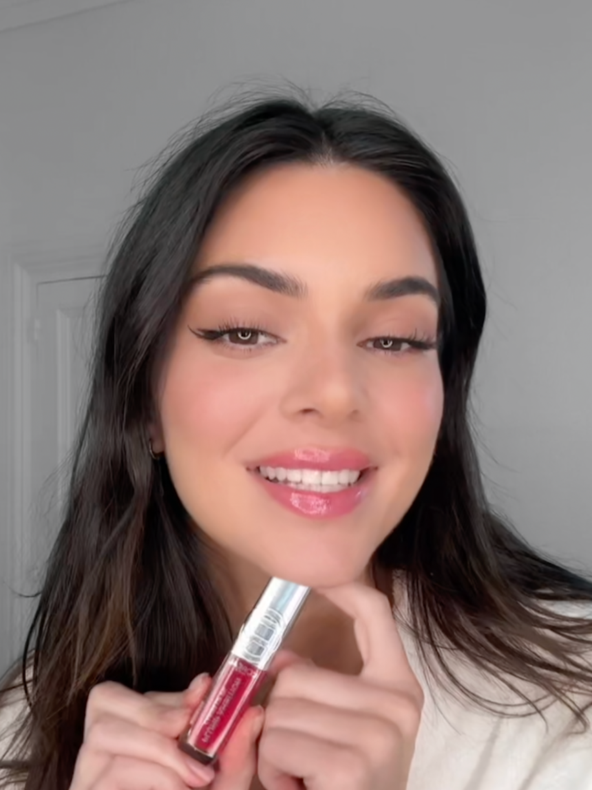 @kendalljenner’s staple for instantly plumper, smoother-looking lips. #LorealParis #lorealparismakeup #plumpambition #lipoil