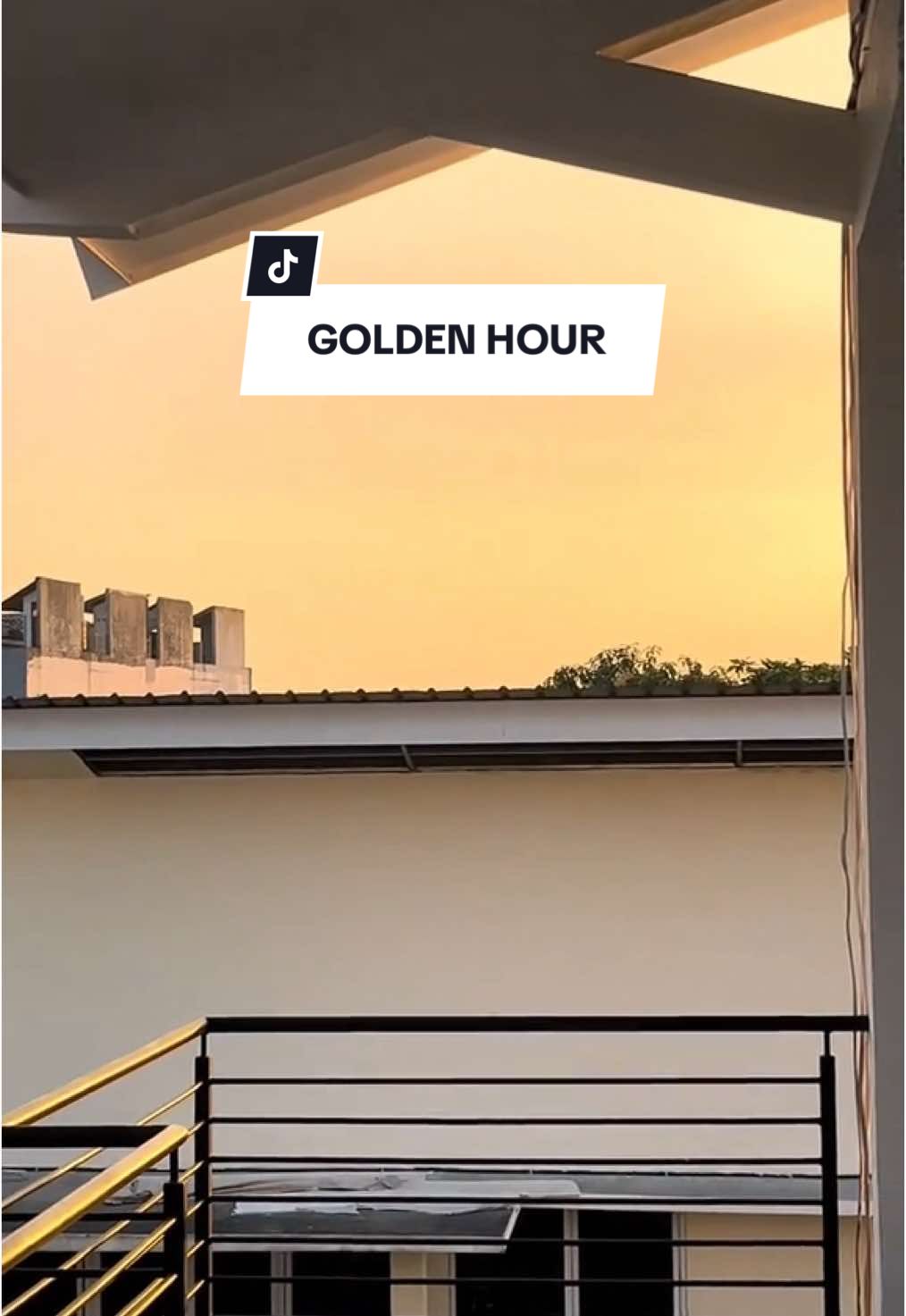 #kostaesthetic #kostjakarta #kosanaesthetic #kost #ambiance #aesthetics #sunset #pemandanganindah #sunsetvibes #sunsetview 