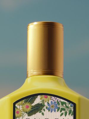 Experimentați senzualitatea luminoasă a noii ape de parfum Gucci Flora Gorgeous Orchid. 