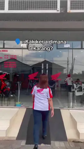 Ya beginilah kerja di BNN😂 enak kan? 🤭 yuk yang mau ditelfon, disapa, dilap sama kita bisa langsung datang ke dealer Ramayana Putra Motor ya hehe.  #fyp #fypageシ #honda #sales #saleshonda #sepedamotor #gresik #ramayanaputramotorgresik 