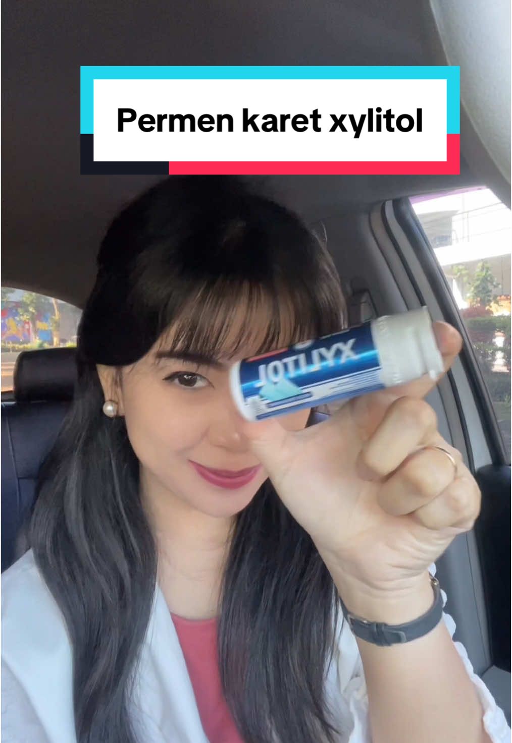 Permen karetnya dari: @Lotte Xylitol Indonesia  Xylitol adalah bahan alami yang ditemukan dalam beberapa jenis tanaman dan buah-buahan. Fungsi xylitol dalam pencegahan karies gigi adalah: 1. Menghambat pertumbuhan bakteri Streptococcus mutans, yang merupakan penyebab utama karies gigi. 2. Mengurangi produksi asam oleh bakteri, sehingga mengurangi risiko kerusakan gigi. 3. Meningkatkan produksi saliva, yang membantu membersihkan gigi dan mengurangi risiko karies. #gigiberlubang #dentist #doktergigi #fy #fypage #masukberanda #xybca 