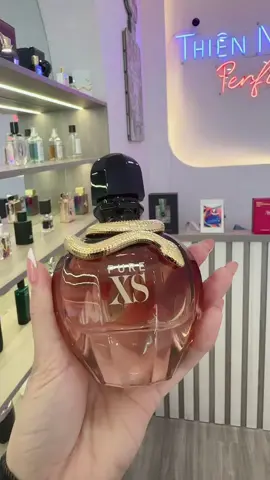 👄 Paco Pure XS EDP   👄     ◼ 80ml FULL BOX    -  2.xxx     ◼️ 80ml TESTER        -  1.xxx     ◼ 50ml FULL BOX    -  1.xxx     ◼️ 10ml CHIẾT     - 320k, 20ml   - 590k             Rắn siêu quyến rũ ngọt ngào😻 Pure xs - Rắn tượng trưng cho sức mạnh, cho sự quyền lực đầy cám dỗ, đầy quyến rũ ... Mùi hương mới nhất nhà Pa.co Rab.anne, quá đỗi ngọt ngào, ấm áp... Về giá mới sập sàn siêu rẻ nha các nàng 😹 Dành cho các nàng hảo ngọt, ngọt lừ như trái táo độc nhà D.ior, bám toả hương khủng ✌️ Chút bỏng ngô và vani là hai thức hương có thể cảm nhận rõ nhất, thứ hương xua tan mọi khoảng cách ... đầy gợi cảm. #purexs #nuochoaran #nuochoa #chiet10ml  ➖➖➖➖ ❤️ NƯỚC HOA CHÍNH HÃNG - THIÊN NGA PERFUME ❤️ 🏡 41 LK3 KĐT Mậu Lương, Hà Đông, Hà Nội ☎️ 0979830694