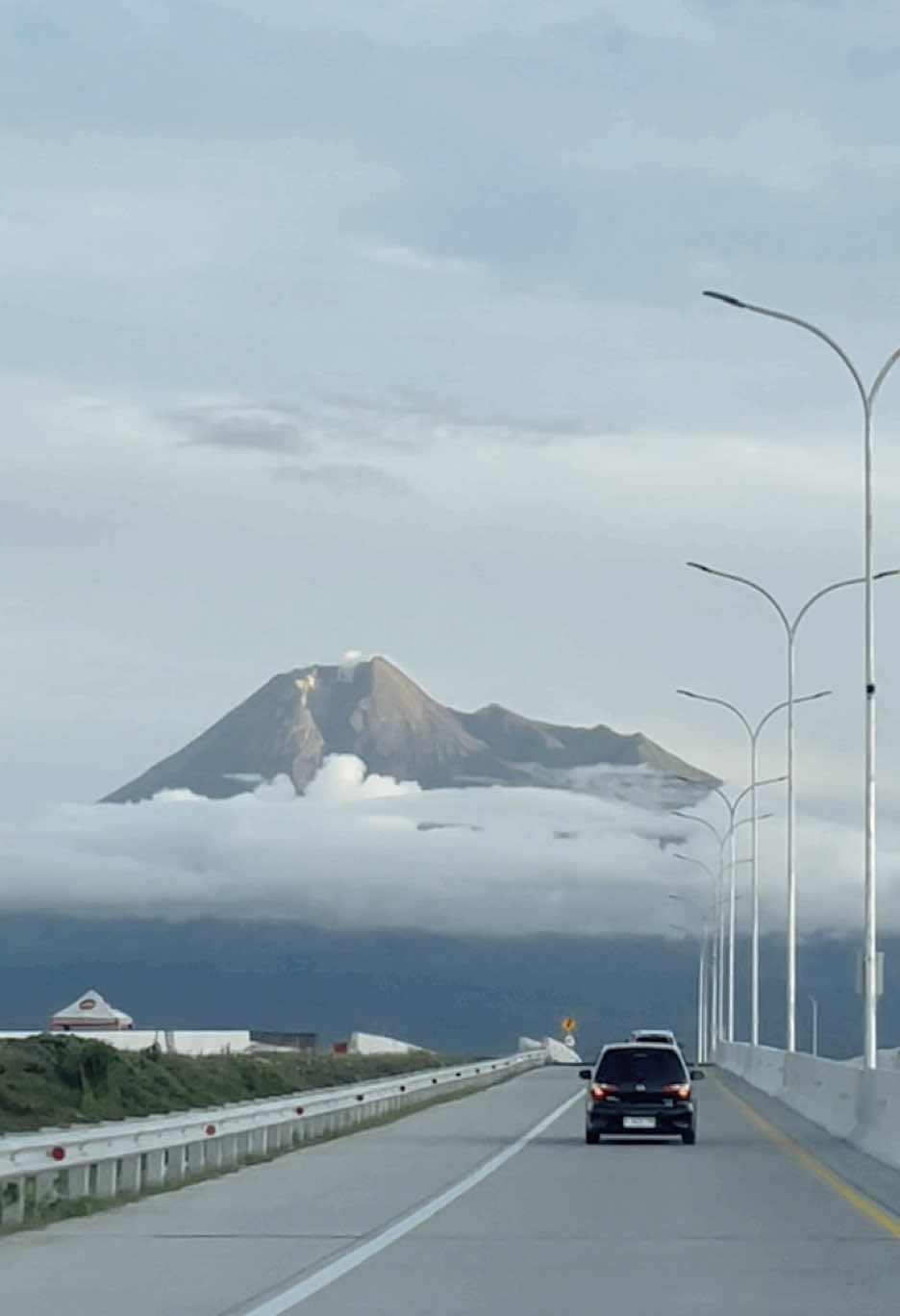 Jalan toll dengan view terbaik! #merapi #lebaran2025 #yogyakarta #klaten 