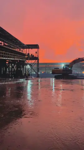 Hujan bertemu dengan matahari akan menciptakan sunset yg indah💧+☀️#jelajahliburan #TikTokPromote #TikTokAwardsID #pthjfduniatambang✅ #obinikel🇵🇱 #haritagroup #ptkps #ptkps #pthjf #malukupride🏝🔥 