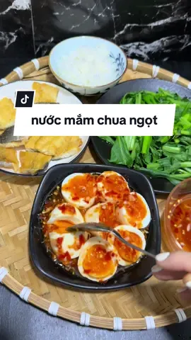 Mua sẵn chai nước mắm chua ngọt pha sẵn để tủ lạnh ăn dần nè mấy chị.  tiện mà phải ngon nha #duyenoioi #ancungtiktok #food #mukbang #anvat #reviewfood #nuocmamlangchaixua #nuocmamchuangot 