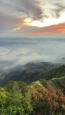 Sunrise Telomoyo⛳️ #sunrise #seratpenjajah #penyejukhati #kabut #wisataalam #telomoyo #gunungtelomoyo 