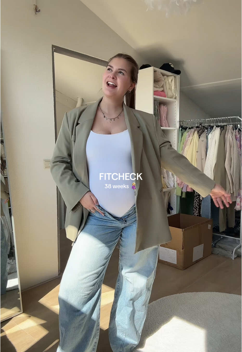 Happy 38 weeks 🤰🏼👶🏼 Deze jeans is vanaf nu verkrijgbaar bij @MINA MAE dus ik moest hem meteen aan ookal past hij nu niet 🙈🤩 #fitcheck #outfit #outfitoftheday #whattowear #howtostyle #fashion #zwanger #zwangerschap #pregnant #pregnancy #pregnancyoutfit #38weeks 