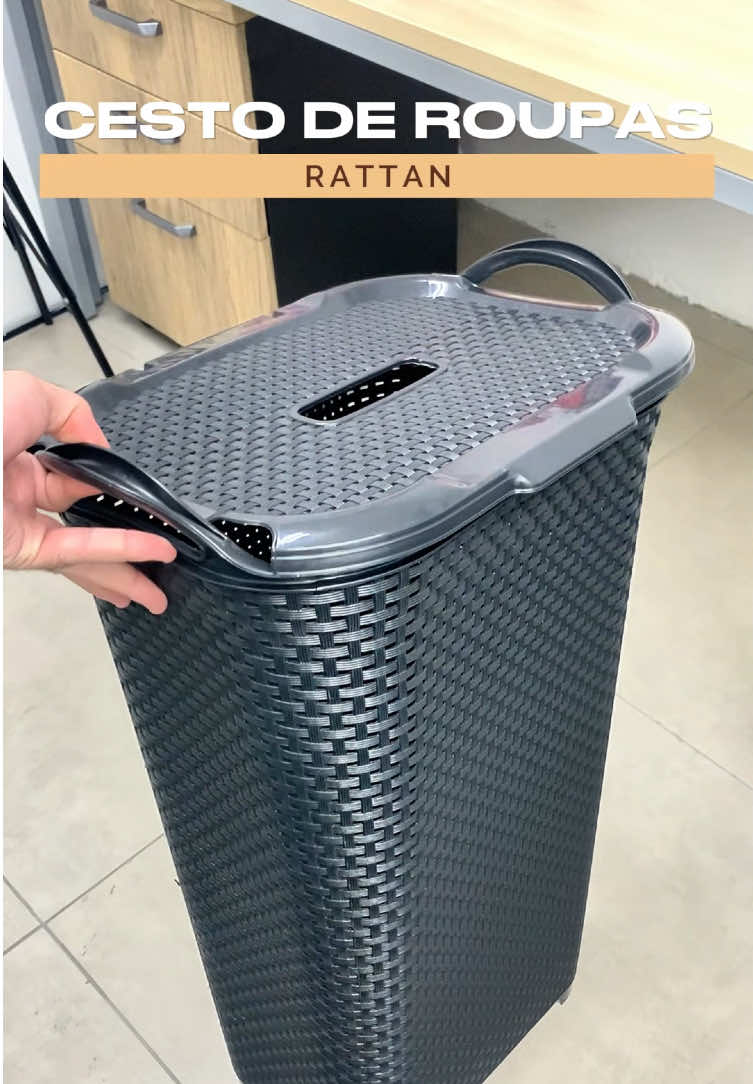 🧺 Chegou o queridinho da organização! Se você ama casa arrumada com estilo, esse Cesto de Roupas Rattan é pra você 😍 Elegante, resistente e combina com qualquer ambiente! ➡️ Dê adeus à bagunça com muito charme! 💬 Me conta: onde você colocaria esse cesto na sua casa? #CestoOrganizador #DecoraçãoComEstilo #RoupasOrganizadas #CasaClean #OrganizaçãoComEstilo #roupas #roupasorganizadas #DicasDeCasa #OrganizaçãoDoméstica #cestoderoupas #rattan 