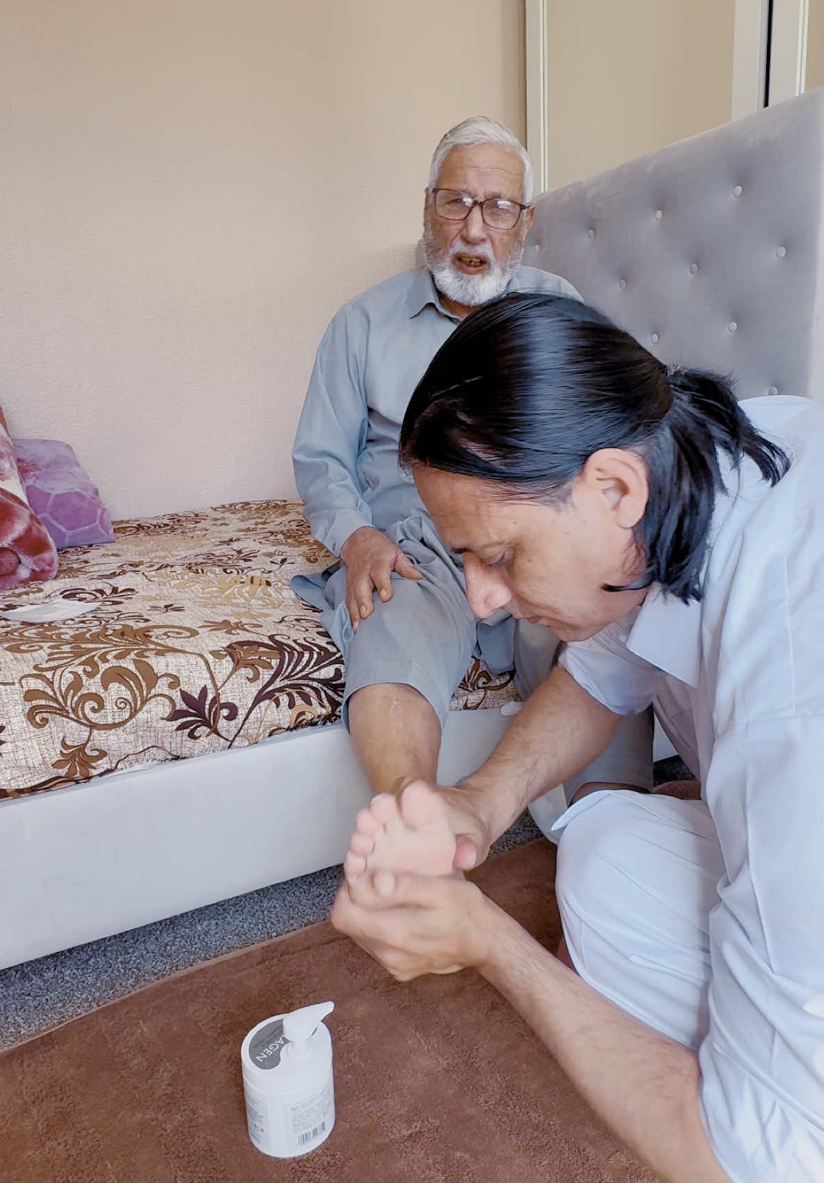 Special Foot massage##friends##friendship##friendshipgoals##friendsforever##message##foot##parents##foryoupagе