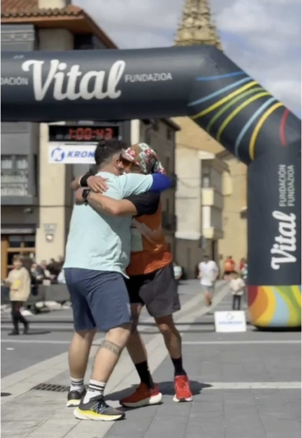 III CARRERA SOLIDARIA DE OYÓN 🏃🏻✅ La primera carrera de mi vida, si soy sincero, no me imaginaba disfrutar tanto como lo he hecho. Agradezco a toda la gente que me ha animado antes, durante y después de la carrera, era un nuevo reto para mi, 5KM de pura felicidad. Pero en especial quiero agradecer a una persona, el culpable de que haya disfrutado tanto, @albertomartinramos68 , me ha acompañado todo el trayecto dándome ánimos, y haciendome disfrutar, MUCHÍSIMAS GRACIAS AMIGO! En el vídeo podéis ver lo que haciéndome ayudado a todo el mundo durante la carrera, admirable! Y por último, y otra razón más por la que hemos participado en la carrera. Todo lo recaudado va destinado a @aspanafoa , asociación que se encarga del acompañamiento a niños y niñas con cáncer, ESTA VA POR ELLOS! @aytodeoyonoiongoudala  ESTO ES SOLO EL PRINCIPIO, VAMOS A POR MÁS!! #Running #carrera #solidaria #aspanafoa #cambiofisico #kwarriormode
