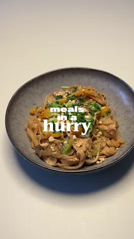 Meals in a hurry - Afl. 14 Pad Thai  Ingrediënten (2 personen) 1 paprika, 250 gr kastanje champignons, 1 ui, 2 stengels lente-ui, sojascheuten, 2 eieren, 1 limoen, verse koriander, 300 gr kippenblokjes, 250 gr rijstnoedels, 3 el sojasaus, 1 tl sesamolie, 1 tl rijstazijn, 1 tl tamarinde saus, 2 tl vissaus, 1 tl pindakaas en pindanoten voor de afwerking.  Volg de stappen in de video en enjoooy 💛 #quickrecipes #EasyRecipe #Ideeënvoorhetavondeten #dinnerwithme 