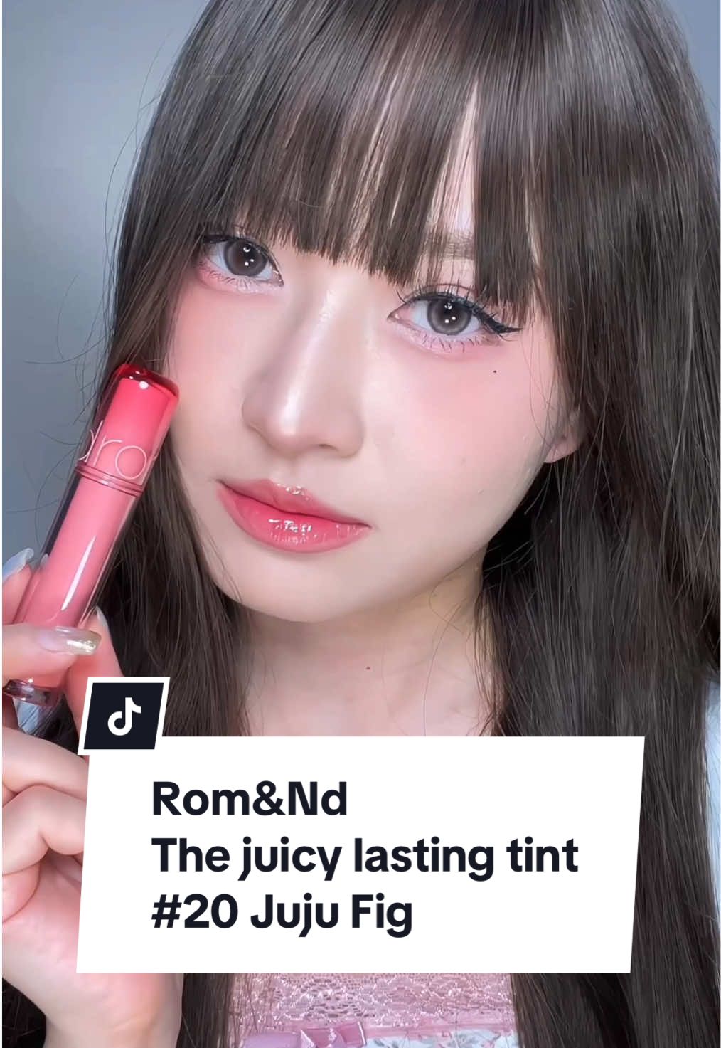 รู้แล้วทำไมถึงแย่งกดสีนี้กัน ใครยังไม่มีรีบลงสนามด่วนค่ะ !!!  #jujufig #romand20jujufig #romnd #romandjuicy20 #romndjuicylastingtint#romandjuicylastingtint #liptint #ลิปทินท์ #แต่งหน้า #ป้ายยาลิปสติก💄 #ป้ายยาtiktok #รีวิวบิวตี้ #รีวิวของดีบอกต่อ #fyp #ฟีดดด #รีวิวลิป #romandliptint 
