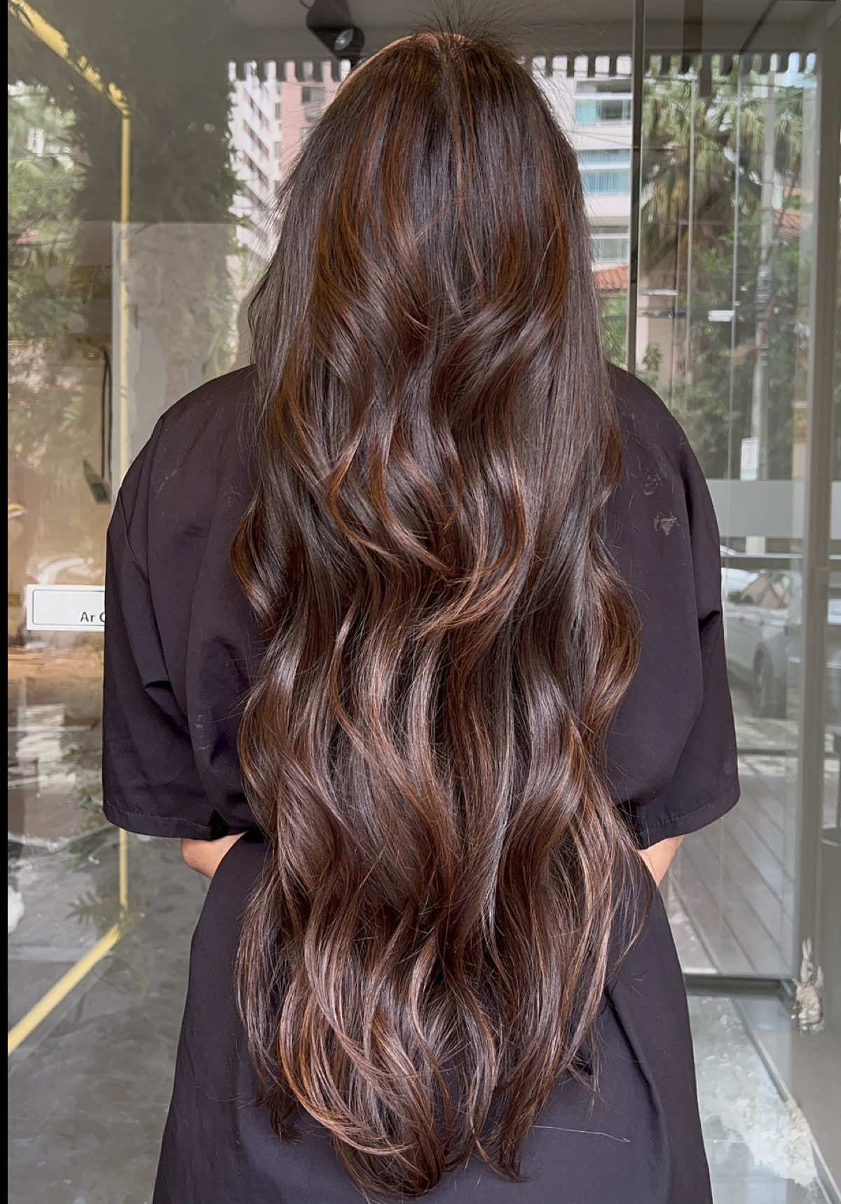 Foca no brilho 🤎😮‍💨🔥!  Pra quem deseja nuances mais naturais e cheias de brilho, eu adoro trabalhar com colorações ao invés de pó descolorante, dessa forma consigo alcançar resultados incríveis e naturais🫡! ☎️ 31995559392 🔥Atendimentos em  BH e SP!  #mechasbh #corterepicado #cortebutterfly #cabelosaudavel #morenailuminada #cabeloslongos #mechassp #ruiva 
