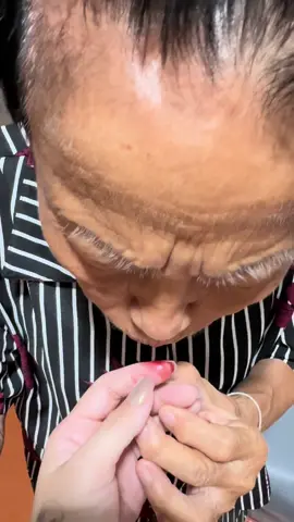 เมื่อมีดบาดมือ ก็จะรีบวิ่งไปให้ยายเป่าคาถา 🤏🏻💖👵