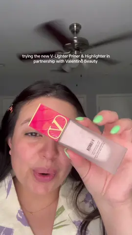 #giftedbyvalentinobeauty excited to try their new V-Lighter Primer & Highlighter. Using it in share rose, applies easily with hand but if you don’t want a lot of glitter on your hands I’d use a brush or sponge! Will be using as a liquid lighter too, she’s glowing!✨ @College Fashionista @Valentino.Beauty #cfxvlighter 