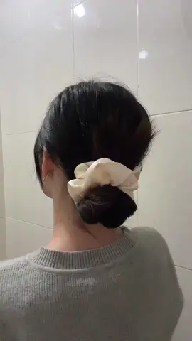 Búi tóc chỉ 3s. #tocxinhmoingay #phukientoc #munmet49 #xuhuong #fyp #kieutocdep #kieutocxinh #moingaymotkieutoc #buitoc 