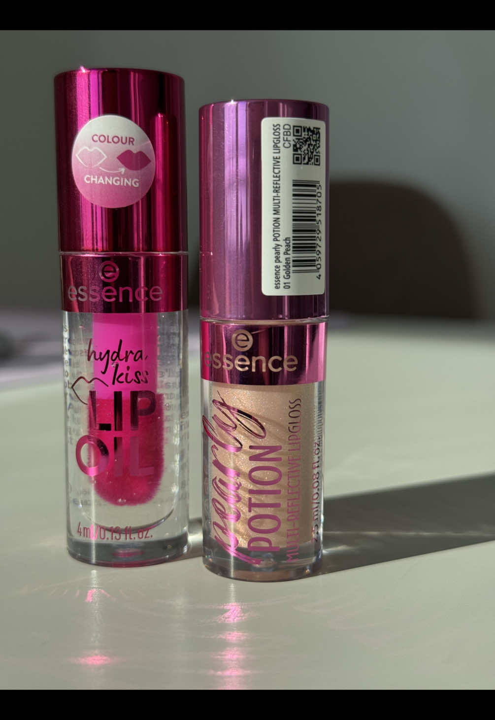 The most viral lip oil 🫦 @essence cosmetics  Hydra kiss lip oil 06 cranberry is back 💋and pearly potion multi reflective lipgloss 01 golden peach 🍑  #essence #essencecosmetics #essencemakeup #fyp #viral #essencelipstick #essencelimitededition #lipstick #essencecranberrylipoil #lipoil #reflexion #sparkle 